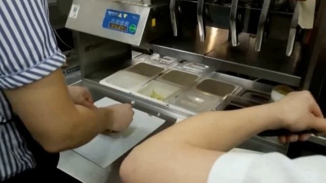 McDonald`s. The Kitchen Tour. / Макдональдс.  Экскурсия на кухню.
