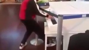 Парень в Аэропорту нереально Играет на Пианино