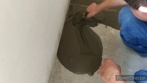 Выравниваем стяжку под ламинат, плиточным клеем.