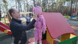 Жаркие выходные, отличный день для детского парка.