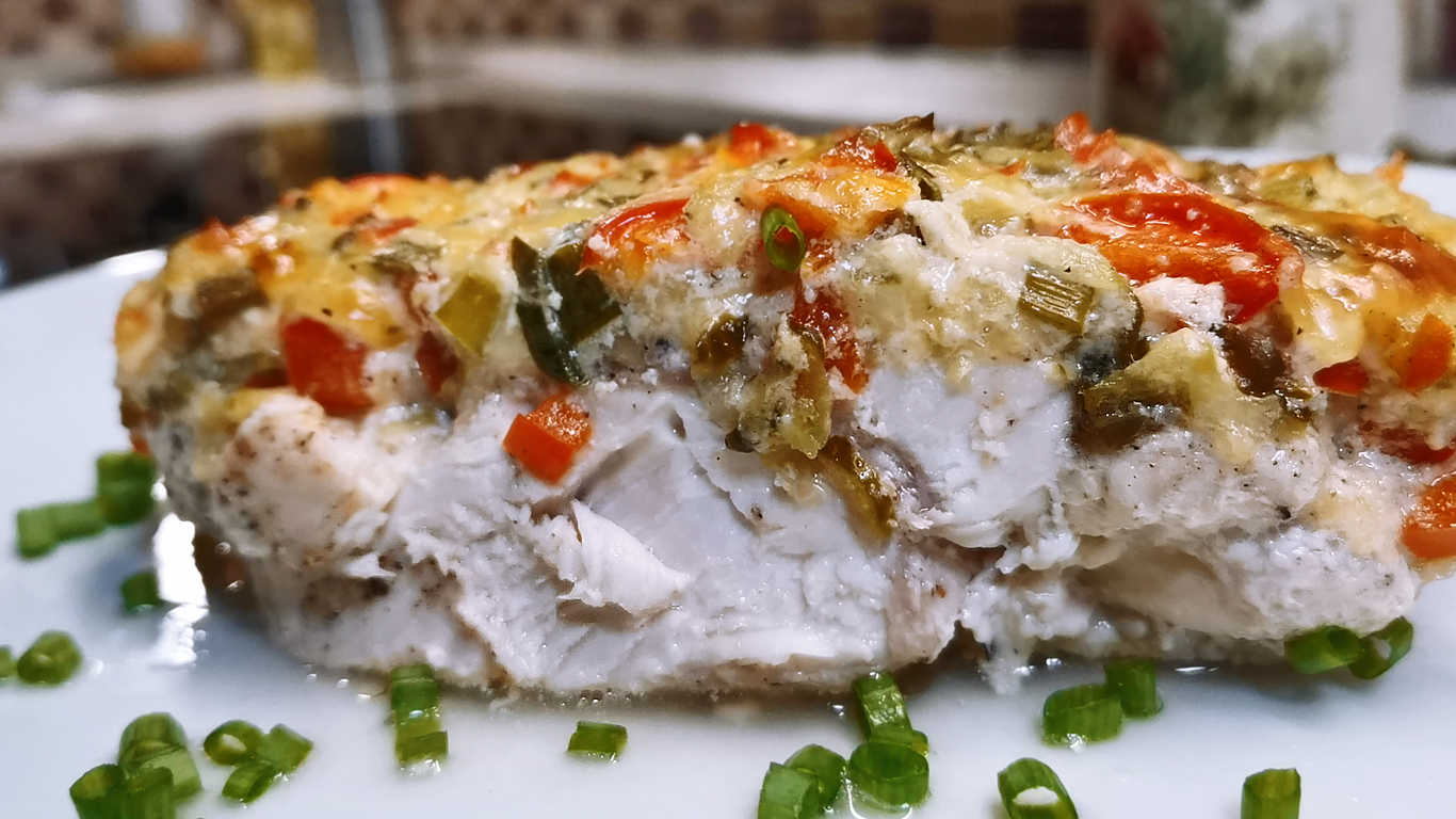 Надрезаю и покрываю салатом. Как я готовлю сочную КУРИНУЮ ГРУДКУ в духовке.mp4