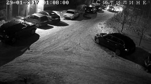 Мужик вышел из подъезда и проколол шины (1:16)