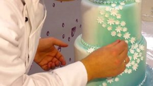 Как приклеить декор на торт