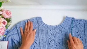 Голубой ажурный пуловер спицами с красивым узором. Описание.