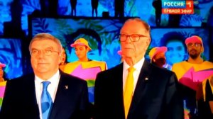 Поднятие Олимпийского флага и Исполнение гимна, на открытие Олимпийских игр в Рио-де-Жанейро 2016