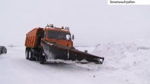 В Алтайском крае продолжают очищать дороги от снега