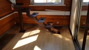 Лестница монокосоур с поворотом на 90 градусов