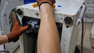 F5 не сливает воду! Стиральная машина индезит моргает лампочка и щелкает ручка переключения програм