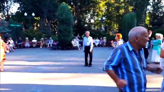 А ЛЕТО ЦВЕТА СЧАСТЬЯ, ЗОЛОТОМ РАСШИТОЕ смотреть онлайн