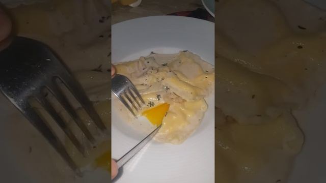Итальянские равиоли с сырым желтком смотреть онлайн