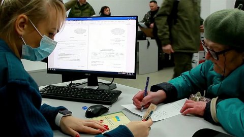 Россия на освобожденных территориях Украины начала...ть по 10 тысяч рублей пенсионерам и бюджетникам