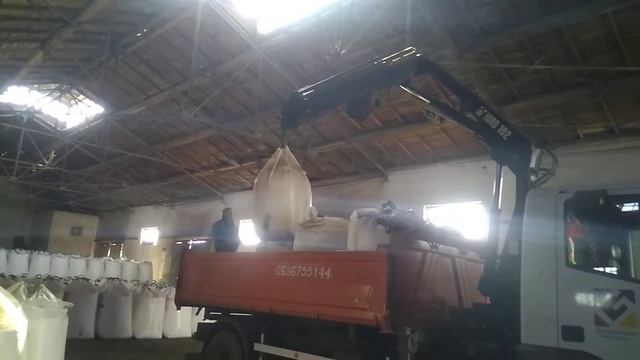 Погрузка биг-бэгов манипулятором. смотреть онлайн