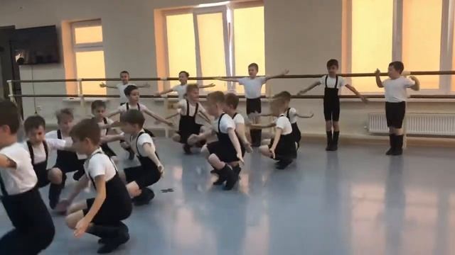 Антон в танце «ползунец» смотреть онлайн