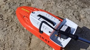 Приспособление для спуска и подъёма катера с мостков и неподготовленного берега .