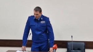 мужчина пытается украсть пистолет полицейского