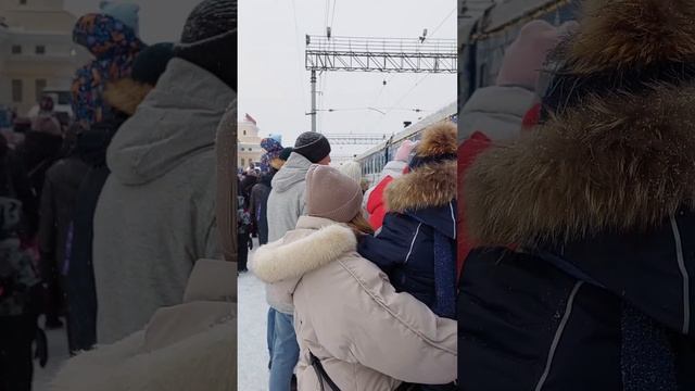 Поезд ДЕДА МОРОЗА в Екатеринбурге 25 ноября 2023 на ЖД ВОКЗАЛЕ #екатеринбург #урал #россия #новыйго смотреть онлайн