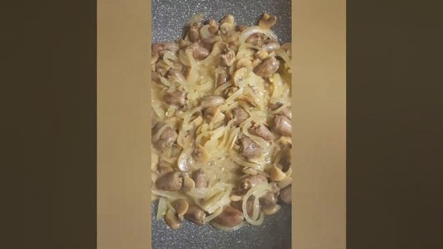 Луковый супчик с куриными сердечками и грибами