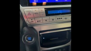 Toyota Land Cruiser Prado - установка беспроводной зарядки для телефона