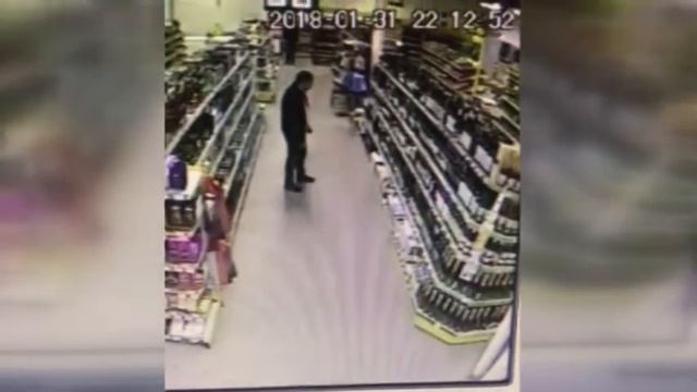 Мужчина украл бутылку вина в супермаркете и попал на видео в Волгограде смотреть онлайн