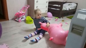 Прикол. Девочка упала с надувной лошадки