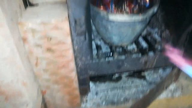 ОБЖИГАЮ МЕДЬ В ПЕЧКЕ НА ГАРАЖЕ смотреть онлайн