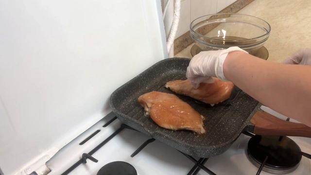ЕГО ВЕЛИЧЕСТВО ЦЕЗАРЬ: ЗНАМЕНИТЫЙ САЛАТ В ДВУХ ИНТЕРПРЕТАЦИЯХ - С КУРИЦЕЙ И С ЛОСОСЕМ.