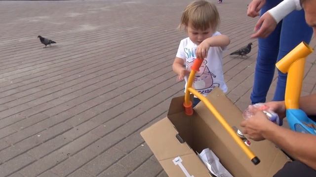 Манька Встанька собирает самокат.Видео №15. смотреть онлайн