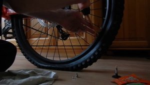 Как залить антипрокольный герметик в камеру велосипеда Dr Sludge Bike Tube Sealant