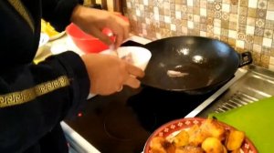 Мускатная утка в казане на плите с яблоками и апельсином