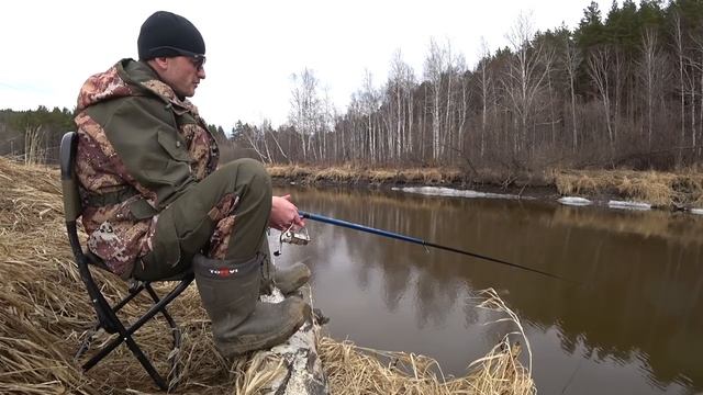 Первая рыбалка на поплавок из ЭВА! Ловля рыбы в реке на течении болонской удочкой смотреть онлайн