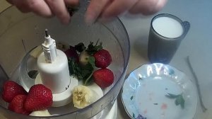 Клубничный коктейль с мятой