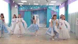 Танец "Снежные хлопья" в исполнении воспитанников группы "Семицветики"