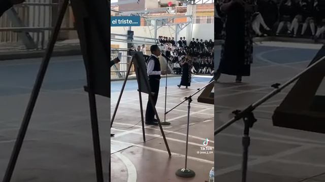 El Triste interpretada de manera extraordinaria por un alumno. смотреть онлайн