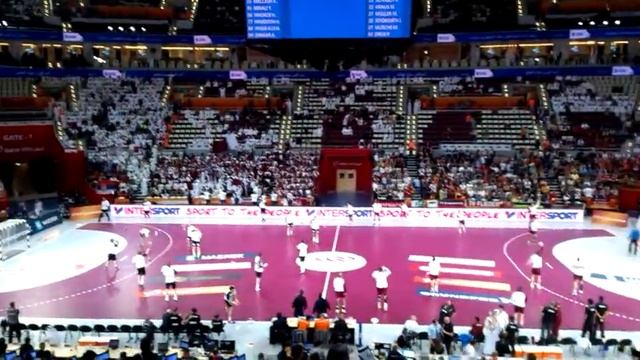 Катар — Германия. Болельщики на разминке смотреть онлайн