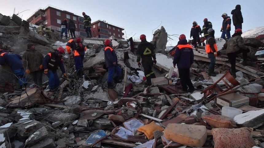 Счет на минуты: в Турции продолжают спасать чудом выживших людей после землетрясения