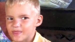 Пацан показывает язык