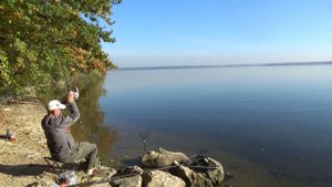 Ловля плотвы и густеры в октябре на водохранилище фидером.