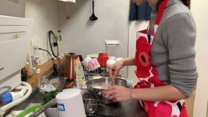 Японка готовит такояки дома