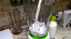 Купили блендер в "Светофоре" и готовим молочный коктейль.