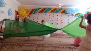 танец с тканью на выпускном