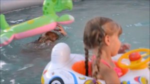 Купаемся и ныряем в бассейне)) Милые сестренки