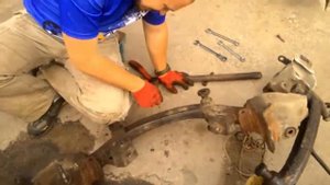 ГАЗ 3102 Отстреливаем пружину от балки. Ремонт ходовой . Серия 3.