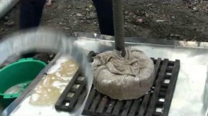 Уникальный старинный способ отжима сока яблочного