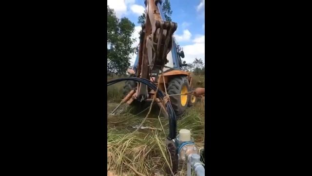 Removing 100 meters deep submersible pump with excavator, pulling up by people, excavator & ropes. смотреть онлайн
