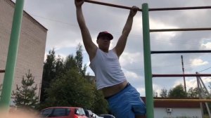 Девочка в 7 лет подтягивается 10 раз.Дочка.2 попытки.