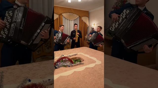 Саксафон и баян! Идеальное сочетание! Играет огонь 🔥 смотреть онлайн