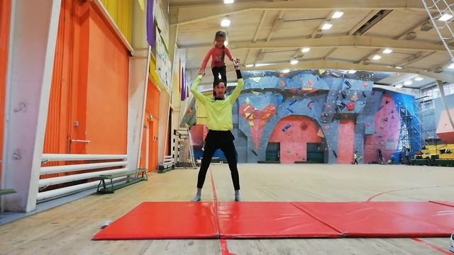 Чем занять ребенка дома. Простая акробатика дома.
