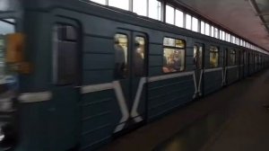 Московский метрополитен. Поезд 81-717.5М/714.5М "Номерной" прибывает на станцию "Воробьёвы горы".