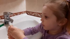 Вика показывает как важно заботиться о своих зубах