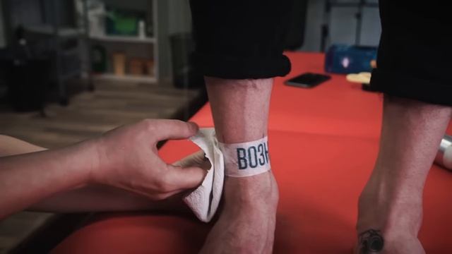 ТАТУ НАДПИСИ НА НОГАХ — ОТ НАЧАЛА ДО КОНЦА // Полный тату сеанс смотреть онлайн